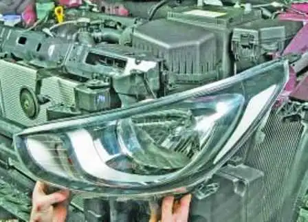 Removing the grille of air inlet and fender of Hyundai Solaris