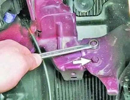 Removing the grille of the air inlet and fender of Hyundai Solaris