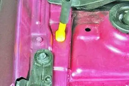 Removing the grille of air inlet and fender of Hyundai Solaris
