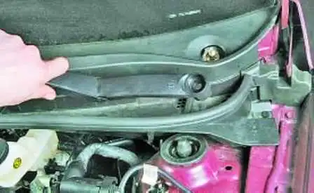 Removing the grille of air intake duct and fender of Hyundai Solaris vehicle