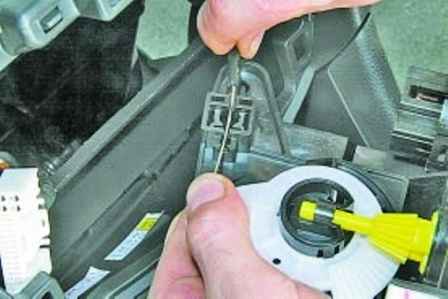 Replacing the air conditioning elements for a Hyundai Solaris car