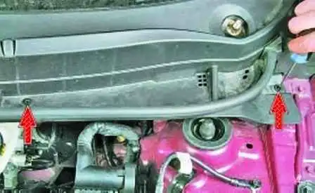 Removing the grille of air intake duct and fender of Hyundai Solaris vehicle