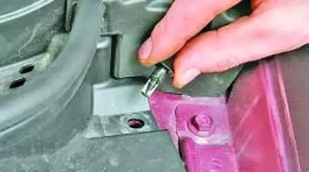 Removing the grille of air inlet and fender of Hyundai Solaris