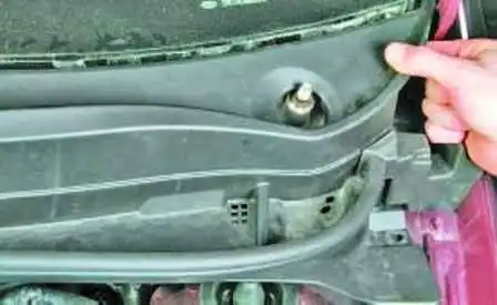 Removing the grille of air intake duct and fender of Hyundai Solaris vehicle