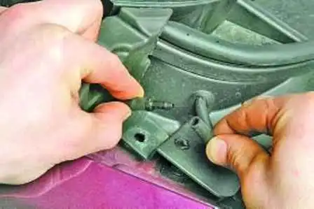 Removing the grille of air inlet and fender of Hyundai Solaris