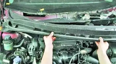 Removing the grille of air intake duct and fender of Hyundai Solaris vehicle