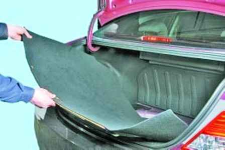 Removing and installing Hyundai Solaris trunk parts