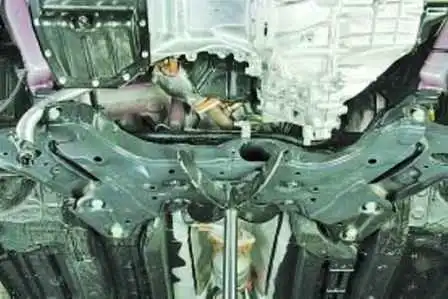 Як зняти поперечку передньої підвіски Hyundai Solaris