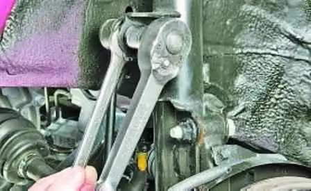 Checking the front suspension of the Hyundai Solaris