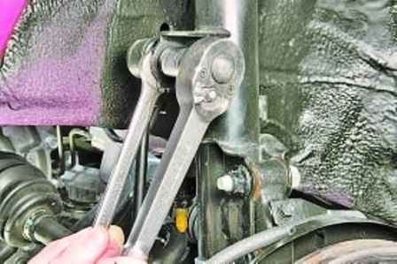 How to remove and disassemble the Hyundai Solaris front shock strut