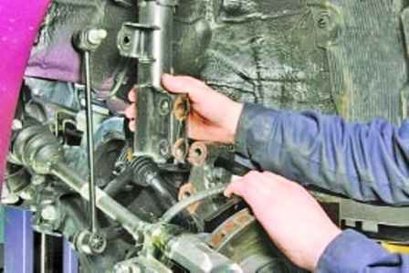Cómo quitar y desmontar el amortiguador delantero Hyundai Solaris