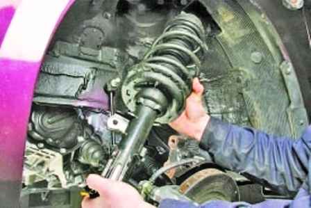 How to remove and disassemble the Hyundai Solaris front shock strut