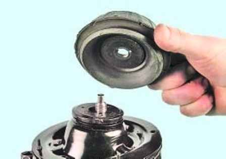 How to remove and disassemble the Hyundai Solaris front shock strut