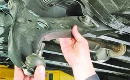 Hyundai Solaris control arm and ball joint replacement
