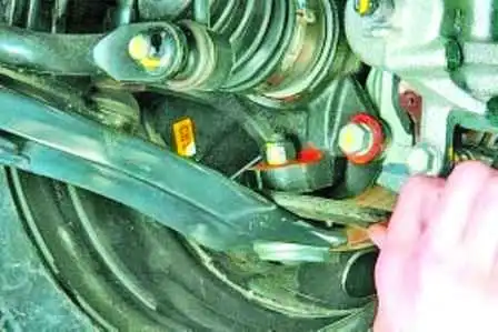 Checking the front suspension of the Hyundai Solaris