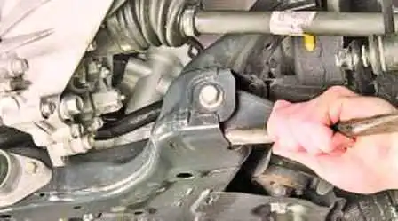 Checking the front suspension of the Hyundai Solaris
