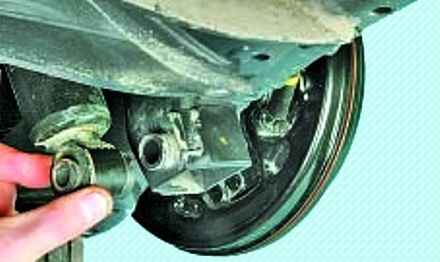 Removing and installing Hyundai Solaris rear suspension beam