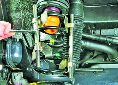 Reemplazo de amortiguadores y muelles suspensión trasera Hyundai Solaris