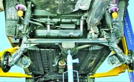 Removing and installing Hyundai Solaris rear suspension beam
