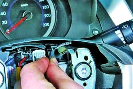 How to replace a Hyundai Solaris steering wheel