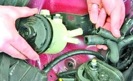How to change the fluid in the power steering of a Hyundai Solaris car