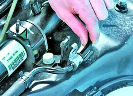 How to remove and install Hyundai Solaris steering gear