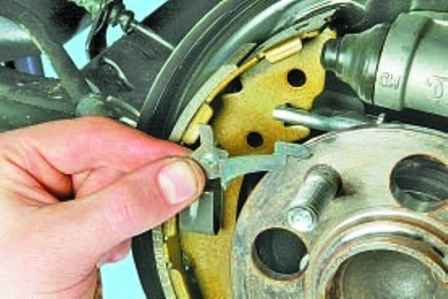 Repair of the brakes of the rear wheels of the Hyundai Solaris car