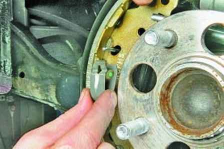 Reparación de los frenos de las ruedas traseras del coche Hyundai Solaris