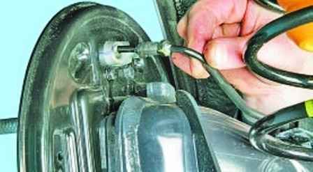 Repair of the brakes of the rear wheels of the Hyundai Solaris car