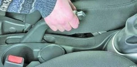Reparación y ajuste del freno de mano de Hyundai Solaris