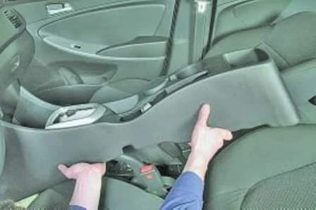 Reparación y ajuste del freno de mano de Hyundai Solaris