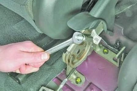 Reparación y ajuste del freno de mano de Hyundai Solaris