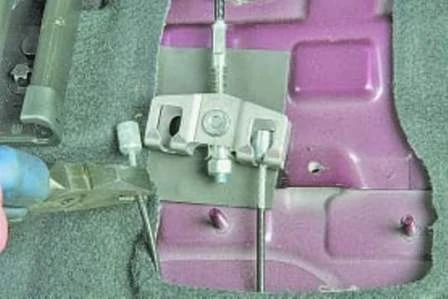 Reparación y ajuste del freno de mano de Hyundai Solaris