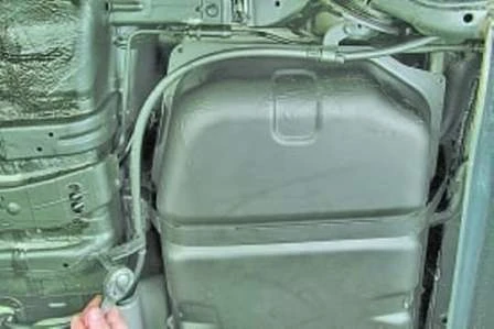 Reparación y ajuste del freno de mano de Hyundai Solaris