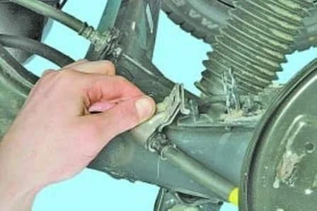 Reparación y ajuste del freno de mano de Hyundai Solaris