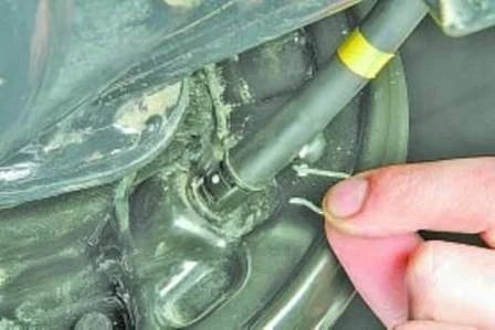 Reparación y ajuste del freno de mano de Hyundai Solaris
