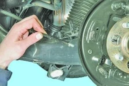 Reparación y ajuste del freno de mano de Hyundai Solaris