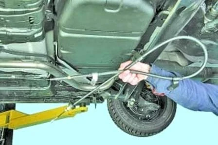 Reparación y ajuste del freno de mano de Hyundai Solaris