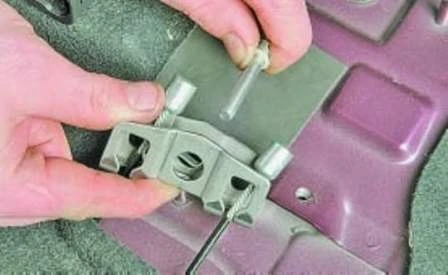 Reparación y ajuste del freno de mano de Hyundai Solaris