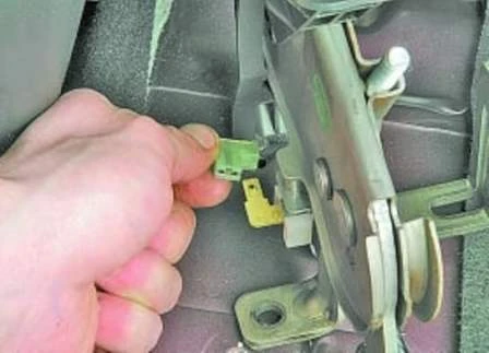Reparación y ajuste del freno de mano de Hyundai Solaris