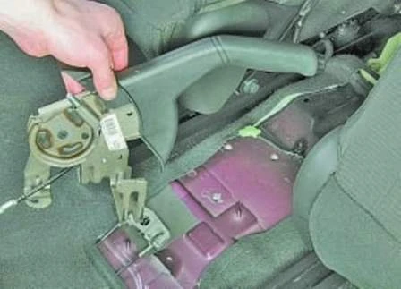 Reparación y ajuste del freno de mano de Hyundai Solaris