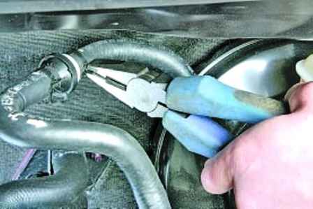 Checking the brake parts and assemblies of the Hyundai Solaris car