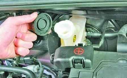 How to replace a Hyundai Solaris brake master cylinder