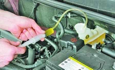 How to replace a Hyundai Solaris brake master cylinder