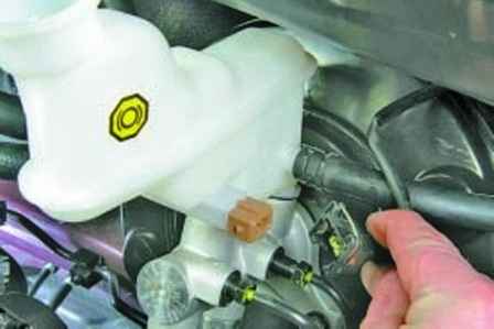 How to replace a Hyundai Solaris brake master cylinder