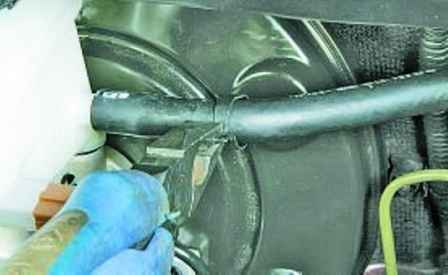 How to replace a Hyundai Solaris brake master cylinder