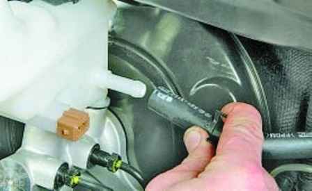 How to replace a Hyundai Solaris brake master cylinder