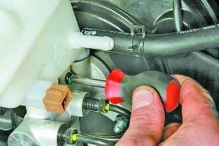 How to replace a Hyundai Solaris brake master cylinder