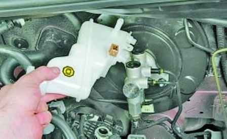 How to replace a Hyundai Solaris brake master cylinder