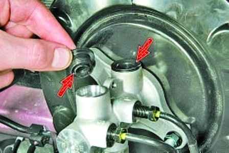 How to replace a Hyundai Solaris brake master cylinder